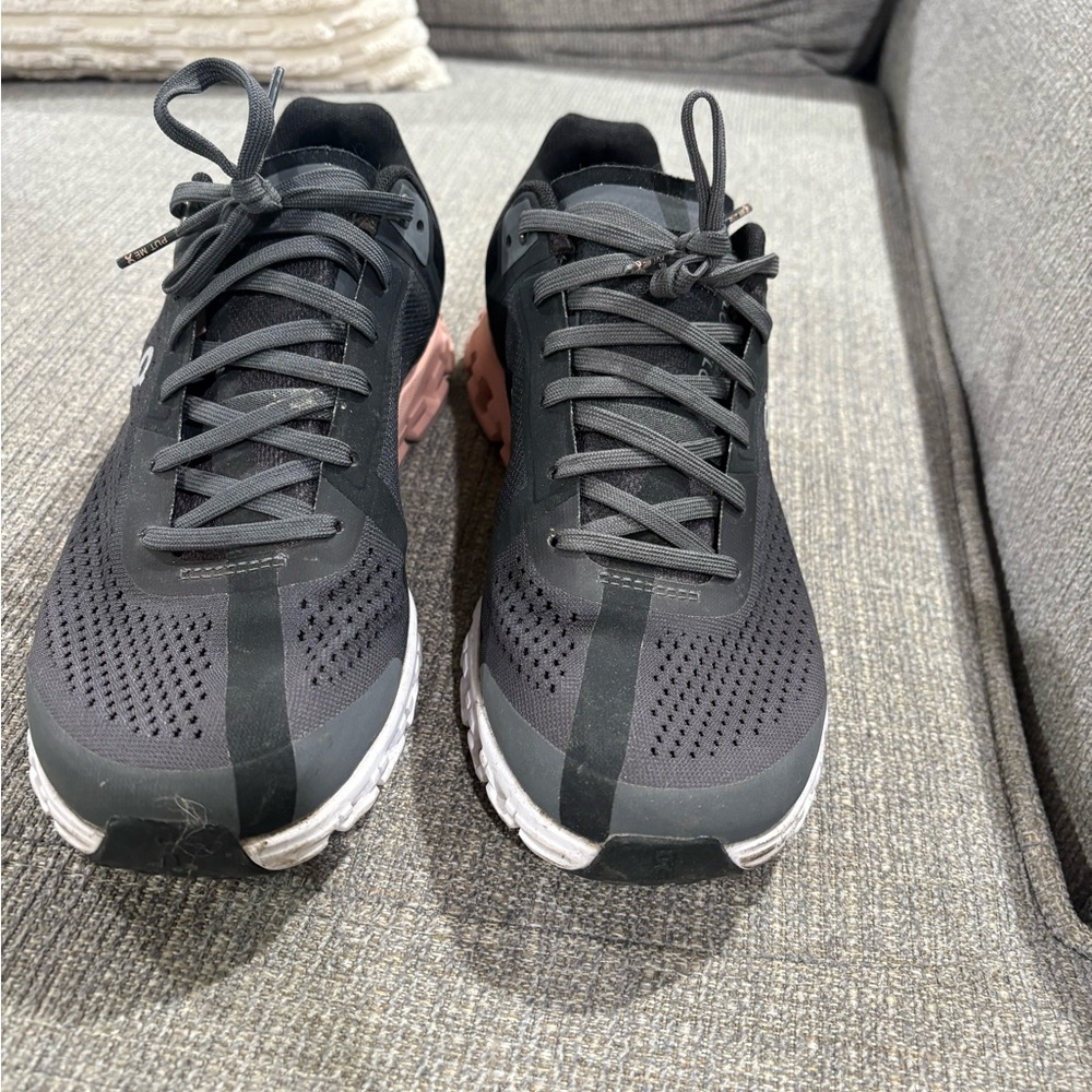 On Cloud Women’s size 7